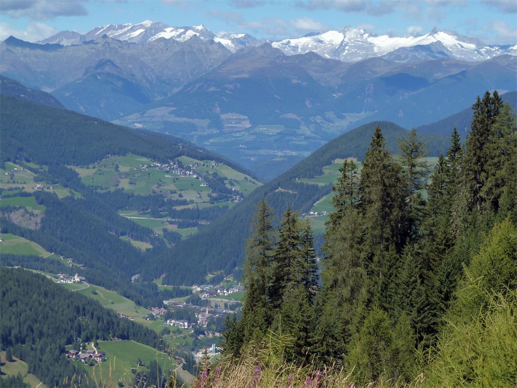 Fernblick: Val Badia abwärts, über das Pustertal zum Alpenhauptkamm